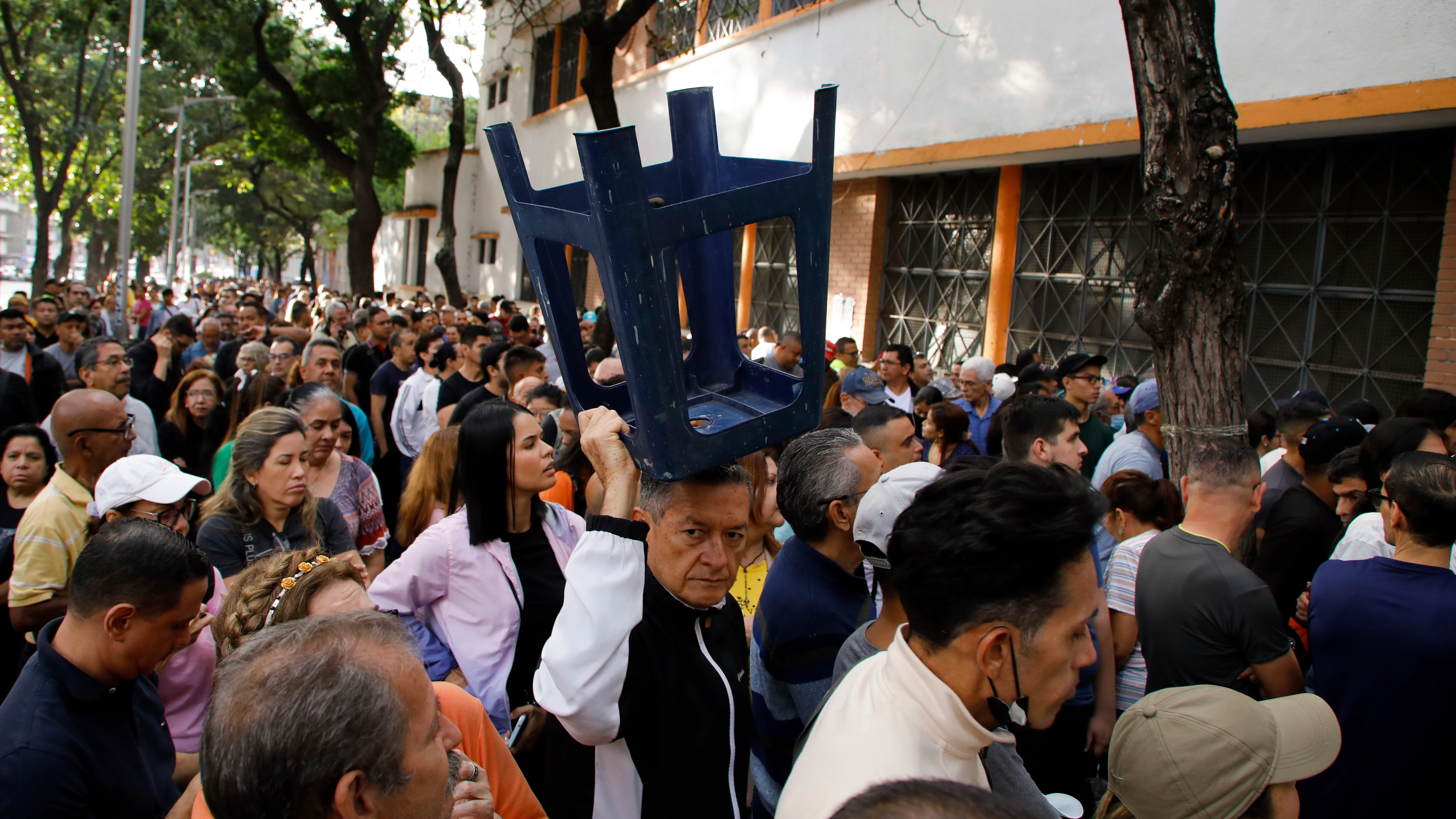 Los votantes hacen fila durante las elecciones presidenciales en el Colegio Andrés Bello, el principal centro de votación en Caracas, Venezuela