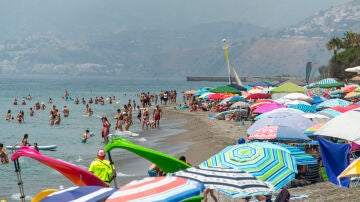 Personas disfrutan del último domingo de julio en la playa.