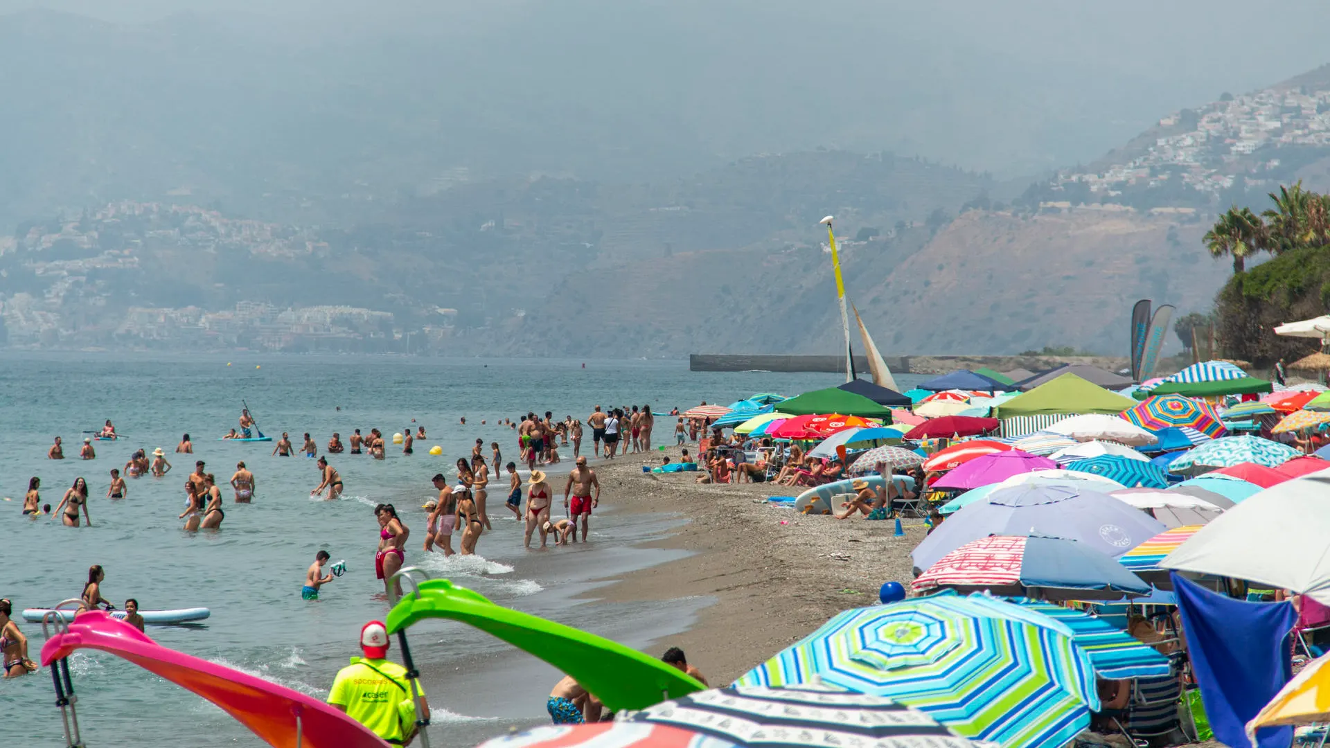 Personas disfrutan del último domingo de julio en la playa.