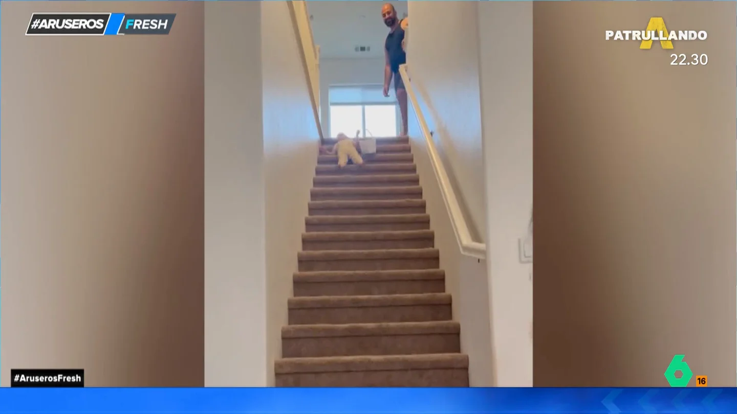 Como si fuera un tobogán: así baja las escaleras una niña que no sabe Como si fuera un tobogán: así baja las escaleras una niña que no sabe