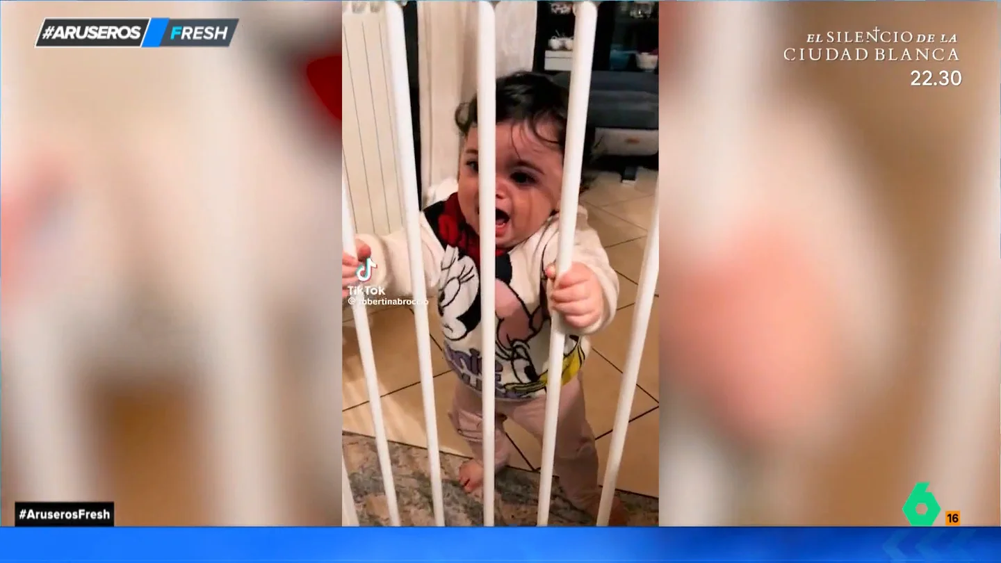Así es la graciosa reacción un bebé cuando llega la hora del biberón y no se lo dan Así es la graciosa reacción un bebé cuando llega la hora del biberón y no se lo dan
