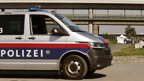 Detenido un sacerdote católico en Austria por producir metanfetamina en su parroquia Furgoneta de la Policía de Austria