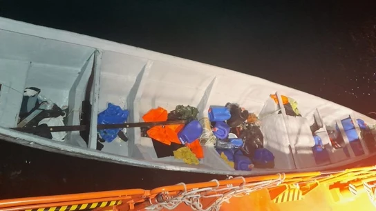 Salvamento Marítimo rescata un cayuco con 34 personas a 12,8 kilómetros de La Restinga (El Hierro) Cayuco rescatado por Salvamento Marítimo