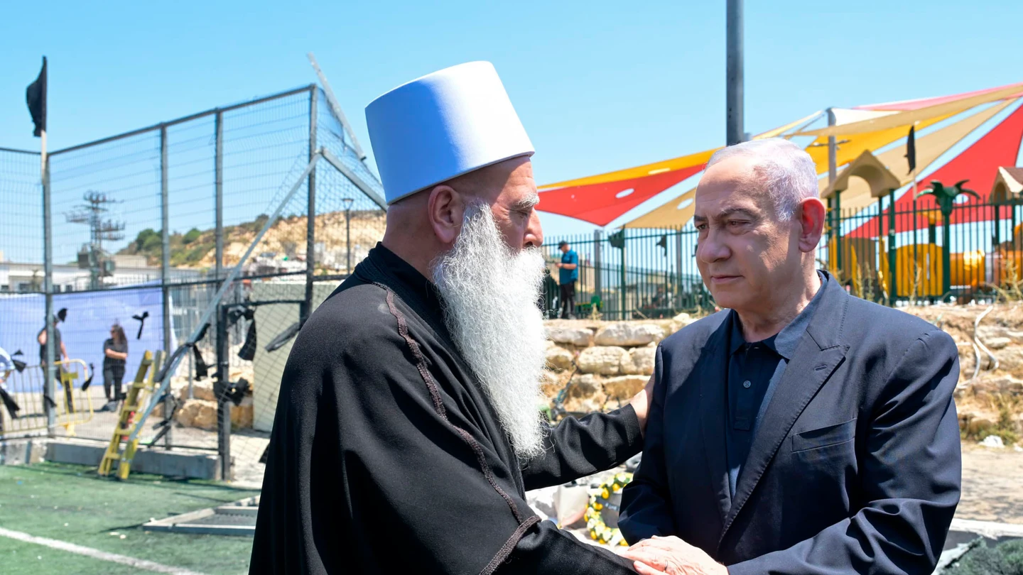El primer ministro israelí, Benjamín Netanyahu (dcha), visita la localidad drusa de Majdal Shams. EFE/Oficina del Primer Ministro El primer ministro israelí, Benjamín Netanyahu (dcha), visita la localidad drusa de Majdal Shams. EFE/Oficina del Primer Ministro