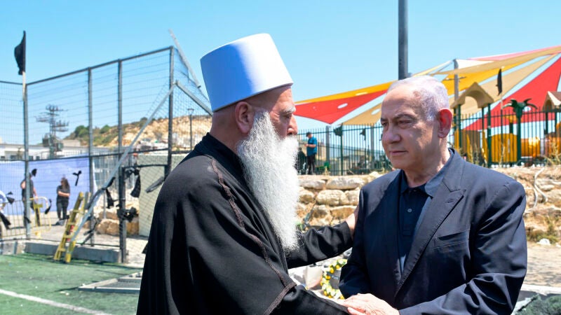 El primer ministro israelí, Benjamín Netanyahu (dcha), visita la localidad drusa de Majdal Shams. EFE/Oficina del Primer Ministro