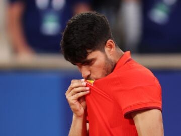 Carlos Alcaraz se besa el escudo de Espa&ntilde;a