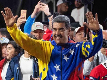 El presidente de Venezuela, Nicolás Maduro, celebra tras conocer los resultados