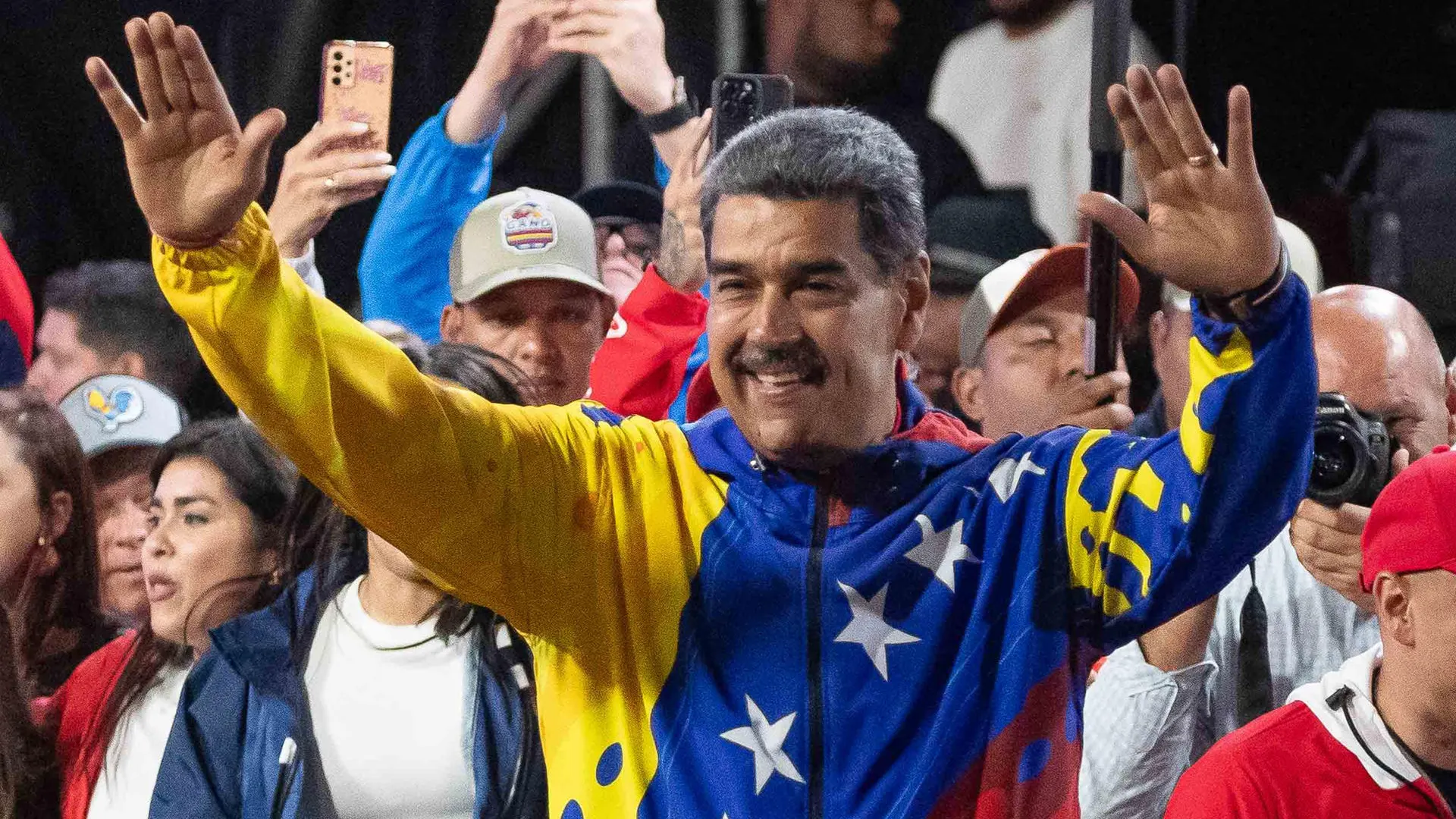 El presidente de Venezuela, Nicolás Maduro, celebra tras conocer los resultados