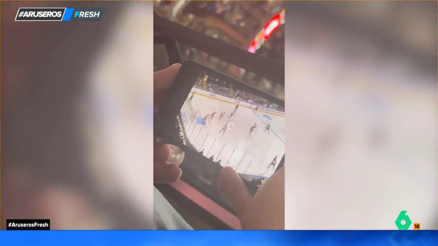 Un joven paga una entrada para ver un partido de hockey y decide ver otro partido en el móvil desde la grada Un joven paga una entrada para ver un partido de hockey y decide ver otro partido en el móvil desde la grada