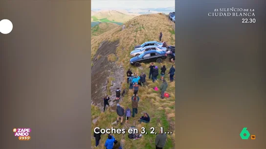 El cuestionable plan veraniego que ha organizado un grupo de amigos: una carrera de coches sin conductor El grupo ha decidido lanzar tres coches sin conductor colina abajo para ver cuál es el más rápido en llegar al final. Un pasatiempo que, según los zapeadores, demuestra que les sobra tiempo libre.