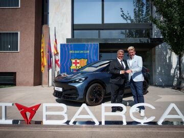 Joan Laporta estrena coche en la solida relación de Cupra con el FC Barcelona