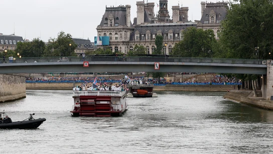 Las barcazas desfilan por el río Sena durante la ceremonia de inauguración de los JJOO de París Las barcazas desfilan por el río Sena durante la ceremonia de inauguración de los JJOO de París