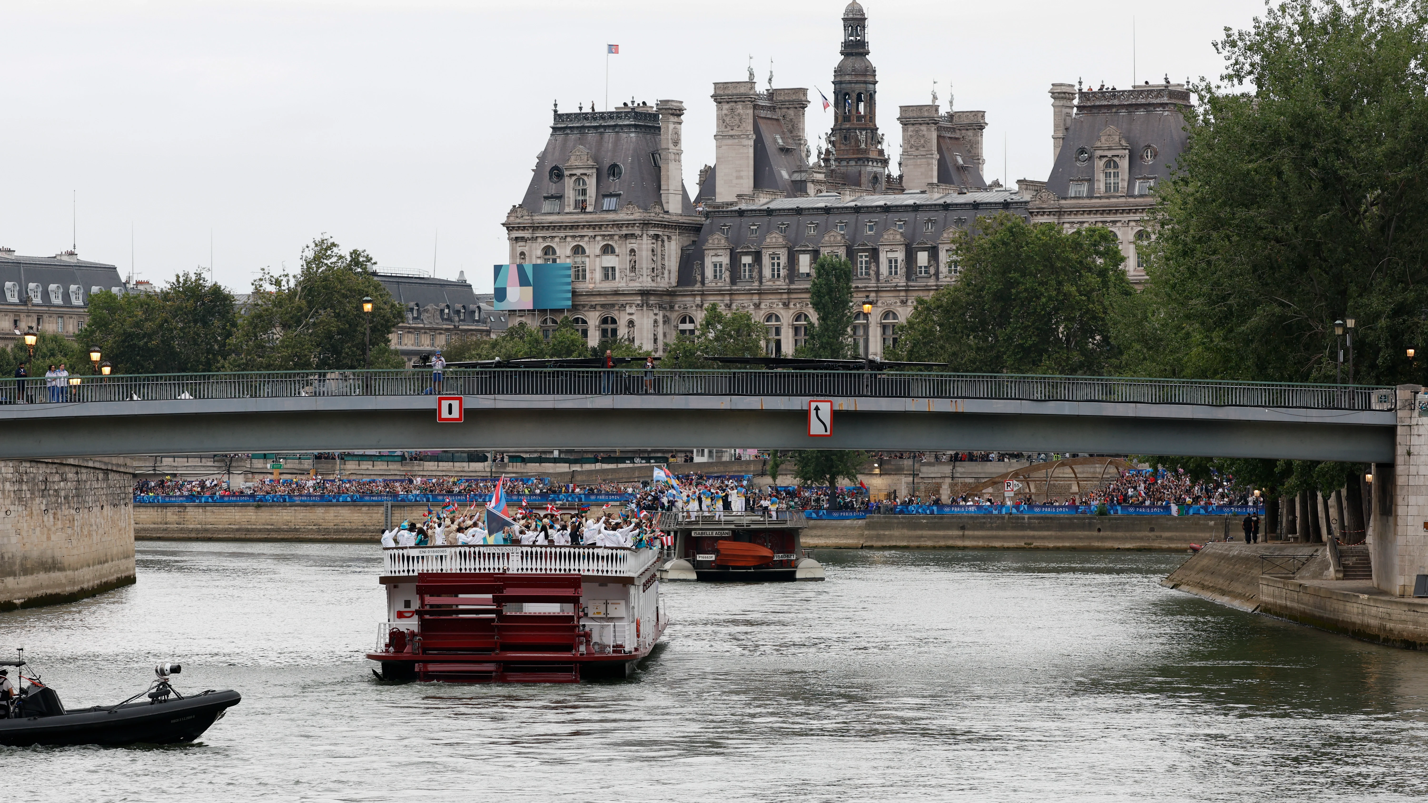 Las barcazas desfilan por el río Sena durante la ceremonia de inauguración de los JJOO de París