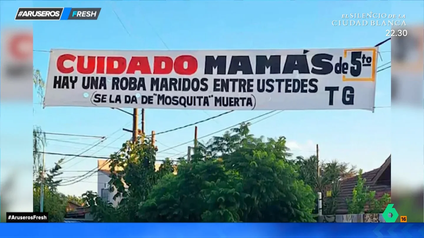 El insólito cartel con el que ha amanecido un colegio de Buenos Aires: "Cuidado mamás hay un robamaridos" El insólito cartel con el que ha amanecido un colegio de Buenos Aires: "Cuidado mamás hay un robamaridos"