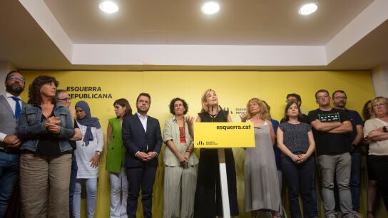 La portavoz de Esquerra Raquel Sans, junto al resto de la direcci&oacute;n en la rueda de prensa tras la reuni&oacute;n 