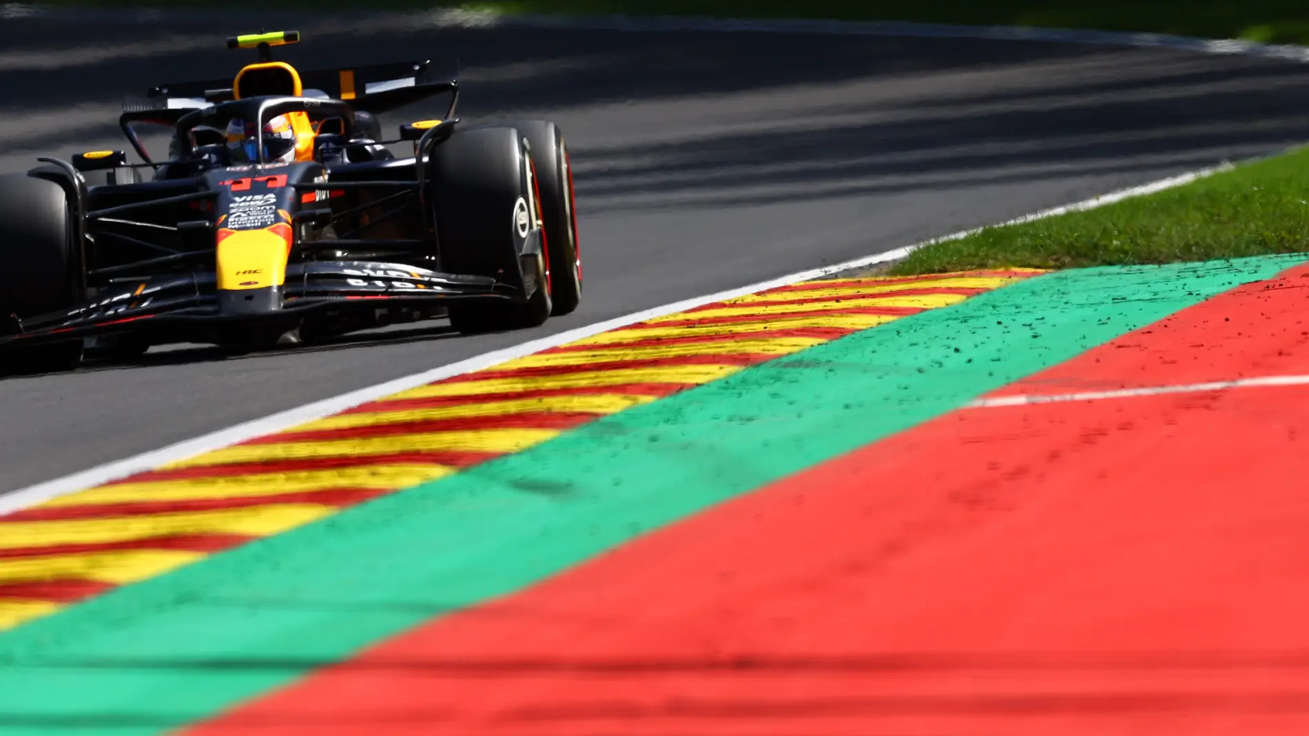 Red Bull se decanta por mantener a Checo Pérez en su asiento Red Bull se decanta por mantener a Checo Pérez en su asiento