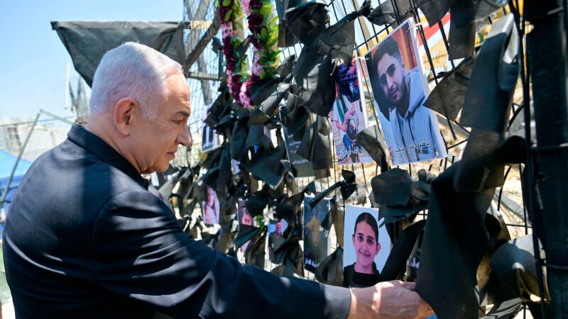 Benjamín Netanyahu participa en una ofrenda floral en la localidad drusa de Majdal Sham
