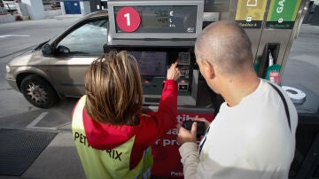 Una trabajadora ayuda a un hombre a repostar combustible en las inmediaciones de la gasolinera Petroprix de Ribadeo, a 2 de enero de 2024, en Ribadeo, Lugo, Galicia (España).