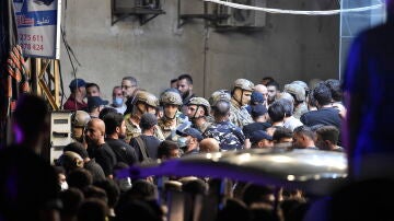 Soldados del Ejército libanés hacen guardia cerca del lugar que fue blanco de un ataque israelí, en el suburbio sur de Beirut,