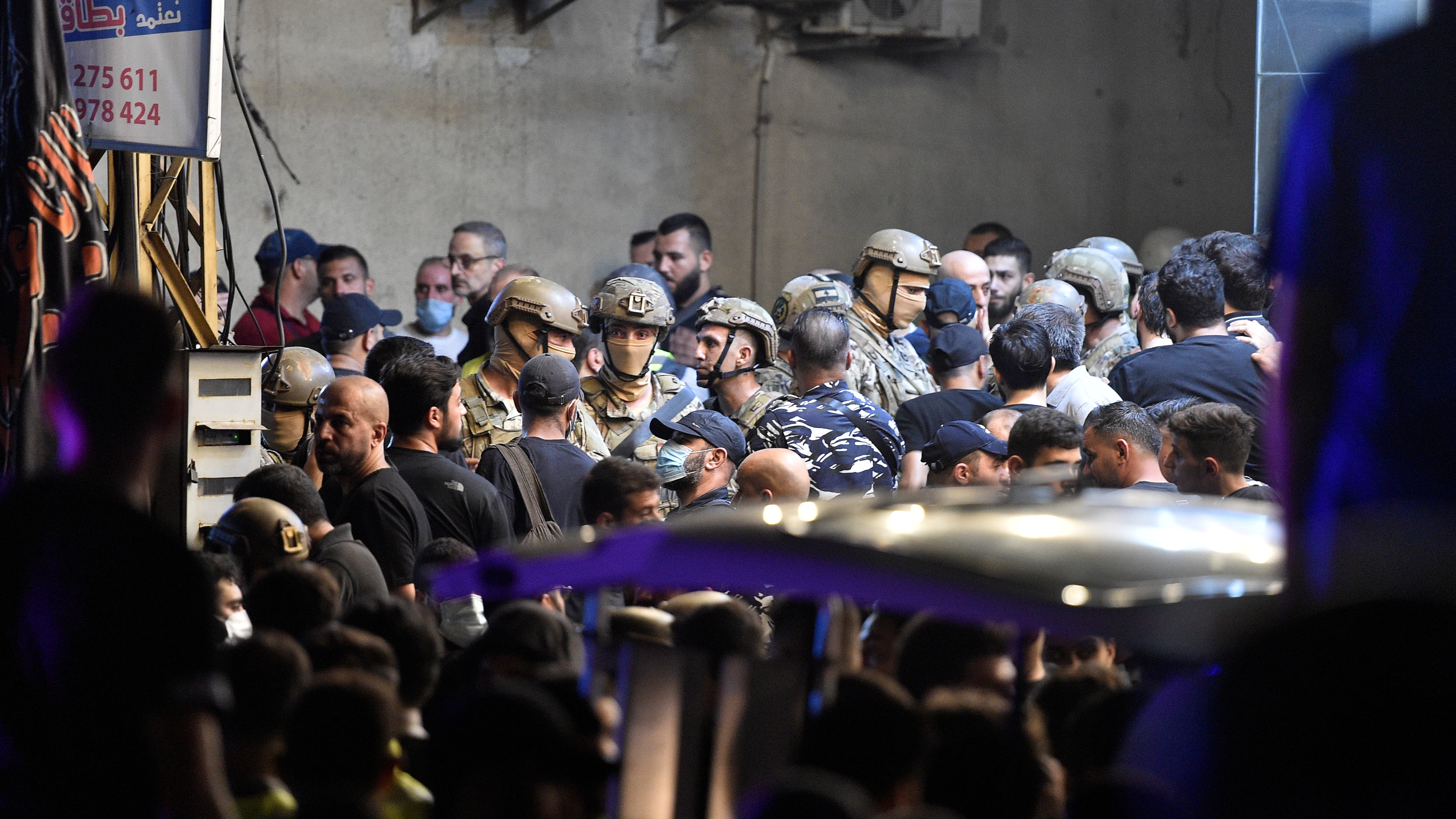 Soldados del Ejército libanés hacen guardia cerca del lugar que fue blanco de un ataque israelí, en el suburbio sur de Beirut,