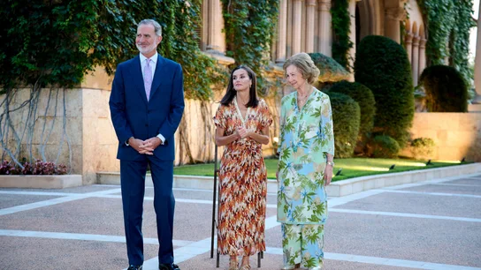 La reina Letizia vuelve a sufrir por el neuroma de Morton y se sienta durante el besamanos en Marivent. La reina Letizia, entre el rey Felipe Vi y la reina Sofía, sentada en el besamanos de Marivent.
