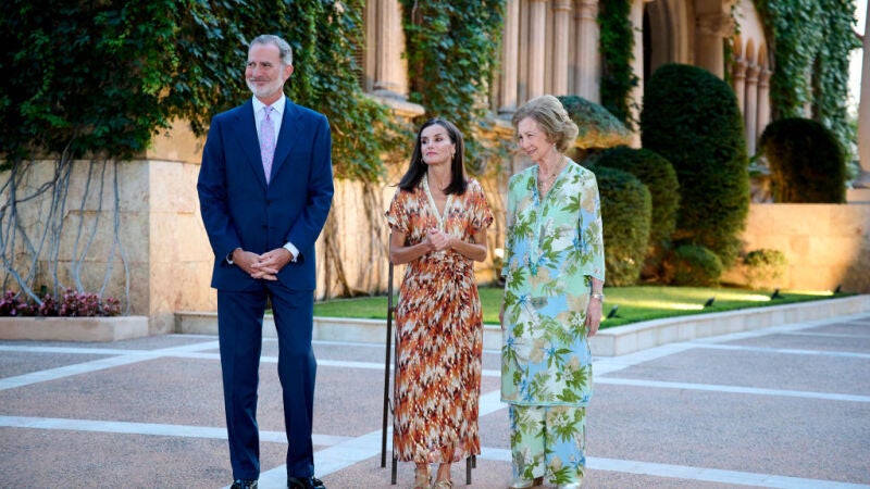 La reina Letizia vuelve a sufrir por el neuroma de Morton y se sienta durante el besamanos en Marivent.