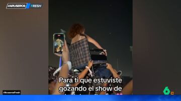 El bonito gesto de unos amigos que levantan la silla de ruedas de su amiga para que vea bien el concierto de Karol G