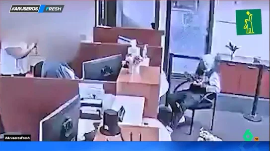 Un atraco surrealista: un joven intenta robar un banco en Ohio usando el traductor del móvil porque no sabe inglés Un atraco surrealista: un joven intenta robar un banco en Ohio usando el traductor del móvil porque no sabe inglés