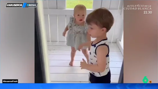 La graciosa reacción de una niña cuando la pillan 'infraganti' abrazando a un niño La graciosa reacción de una niña cuando la pillan 'infraganti' abrazando a un niño