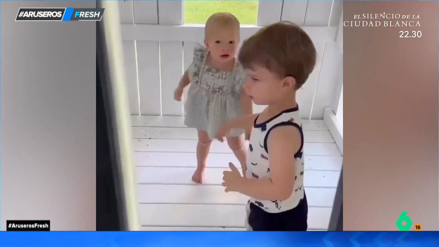 La graciosa reacción de una niña cuando la pillan 'infraganti' abrazando a un niño La graciosa reacción de una niña cuando la pillan 'infraganti' abrazando a un niño