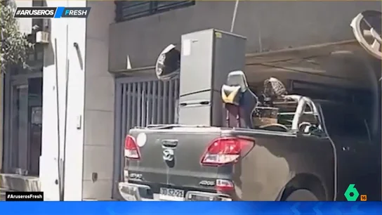 Un hombre destroza la nevera que acaba de comprar entrando al parking con el coche: adiós a los ahorros Un hombre destroza la nevera que acaba de comprar entrando al parking con el coche: adiós a los ahorros