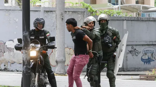 El cuestionado resultado electoral desata protestas en Venezuela con varios muertos y decenas de detenidos Un manifestante es detenido por el ejército de Venezuela