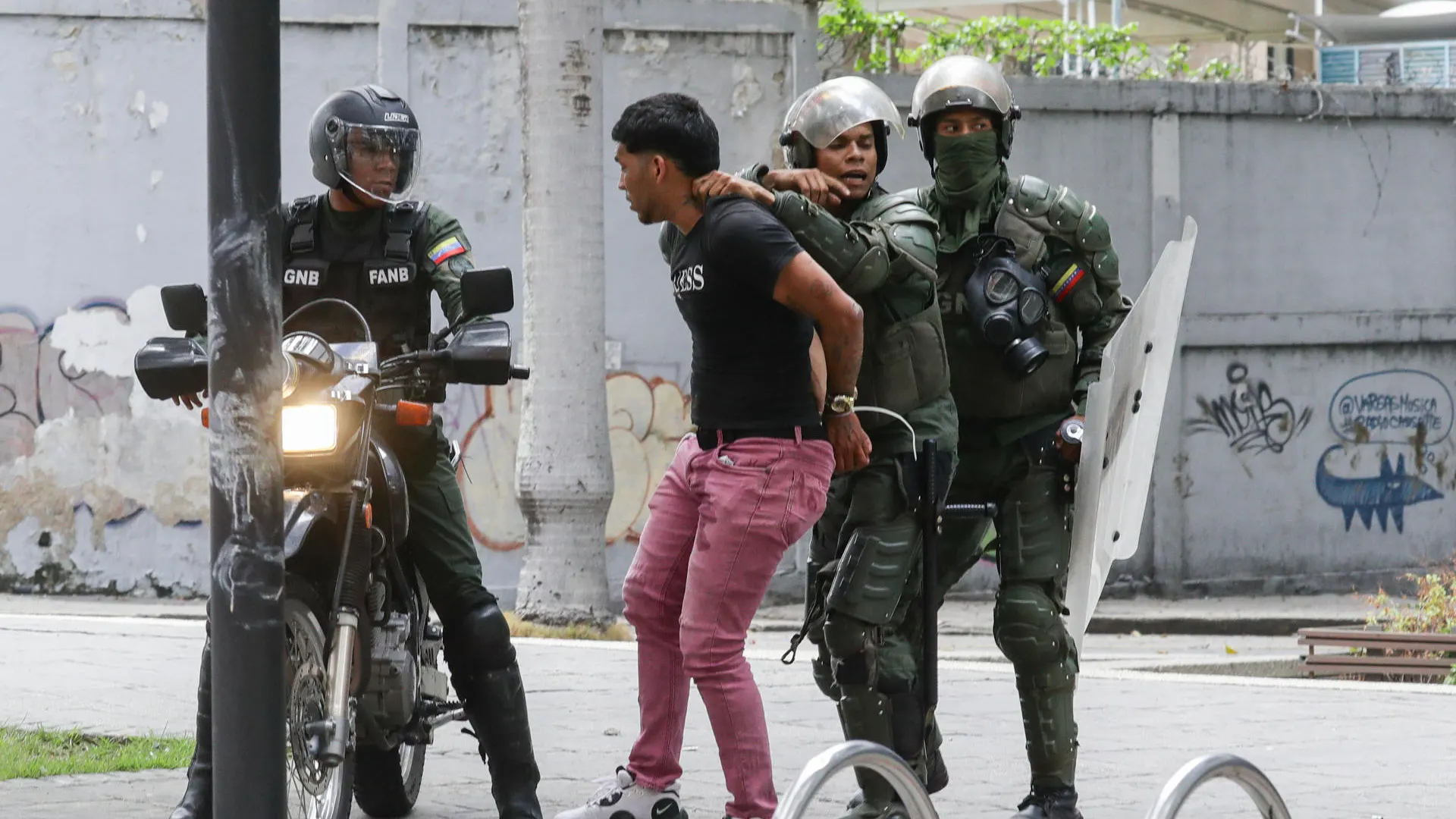 Un manifestante es detenido por el ejército de Venezuela