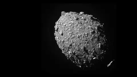 Un asteroide en el espacio Un asteroide en el espacio