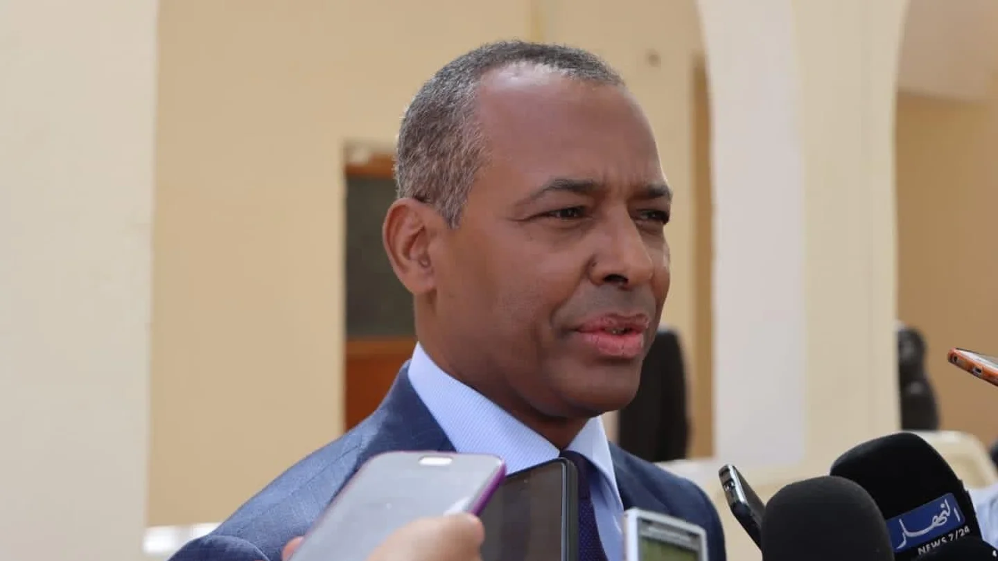 El Frente Polisario responde a Macron: "El futuro del Sáhara lo decide su pueblo, no Francia" Sidi Mohamed Omar declarando ante los medios de comunicación.