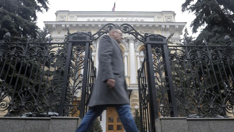 Un hombre pasa por delante de la oficina principal del Banco Central de Rusia.