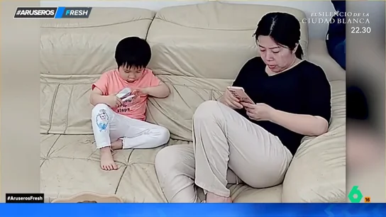 La peligrosa acción de un niño que trata de cortarse las uñas con una grapadora sin que su madre le diga nada La peligrosa acción de un niño que trata de cortarse las uñas con una grapadora sin que su madre le diga nada