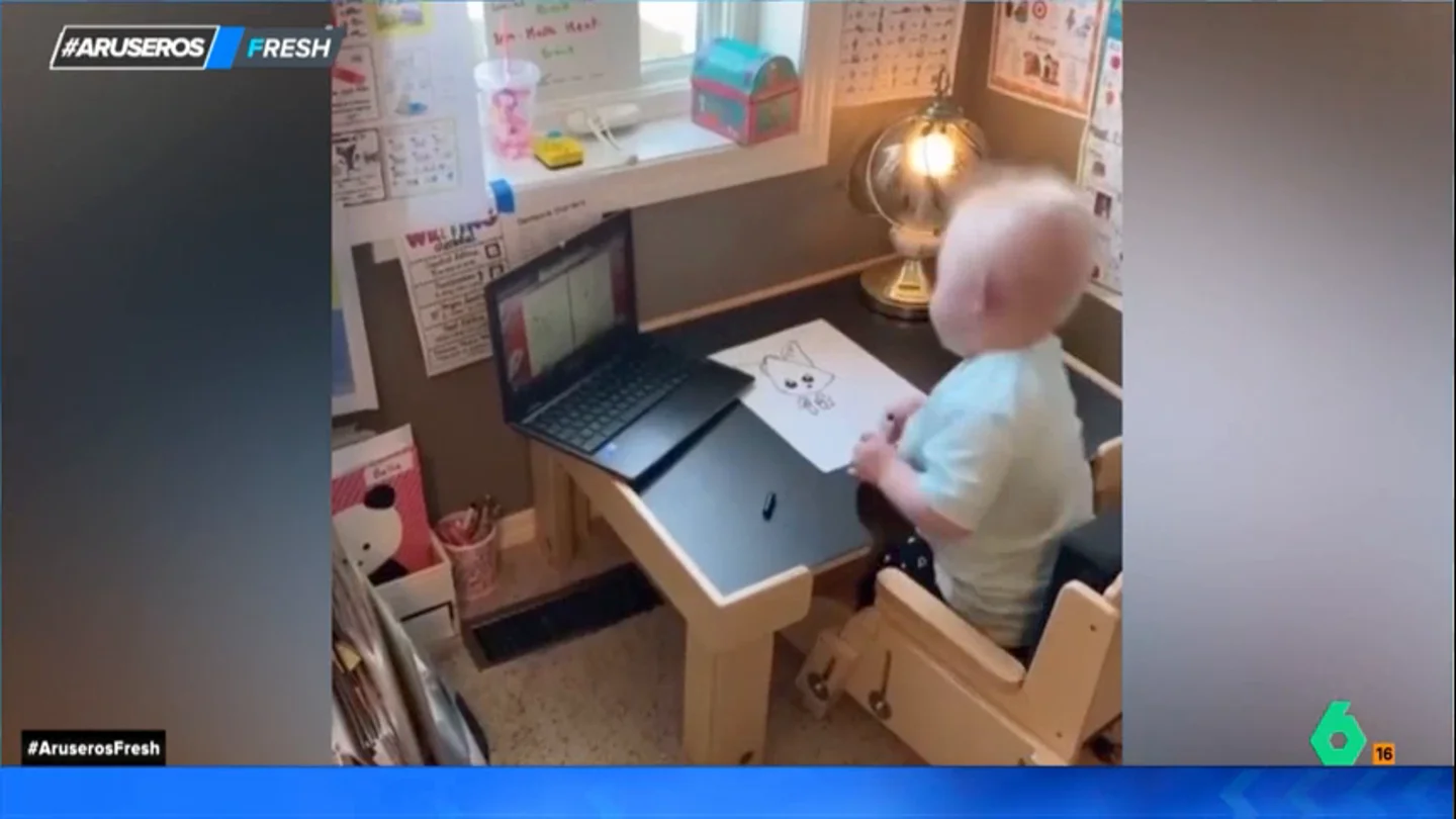 El divertido viral del niño que pinta un dibujo mientras sigue atentamente un titurorial en el ordenador El divertido viral del niño que pinta un dibujo mientras sigue atentamente un titurorial en el ordenador