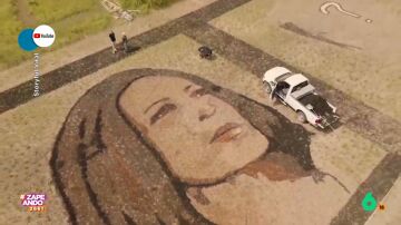 Un "artista de cultivos" hace un retrato de Kamala Harris en un campo de Kansas (EEUU)