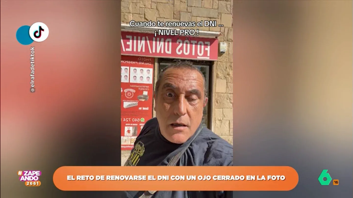 Un tiktoker se hace viral por cómo ha posado para su foto de DNI: "Ya que pago yo..." Rafa ha revolucionado las redes sociales gracias a un vídeo en el que ha mostrado todo su periplo para renovar el documento, algo que no tendría nada de especial si no fuera por el reto que se ha propuesto.
