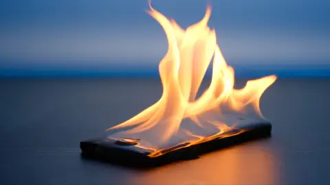 Móvil con fuego Móvil con fuego