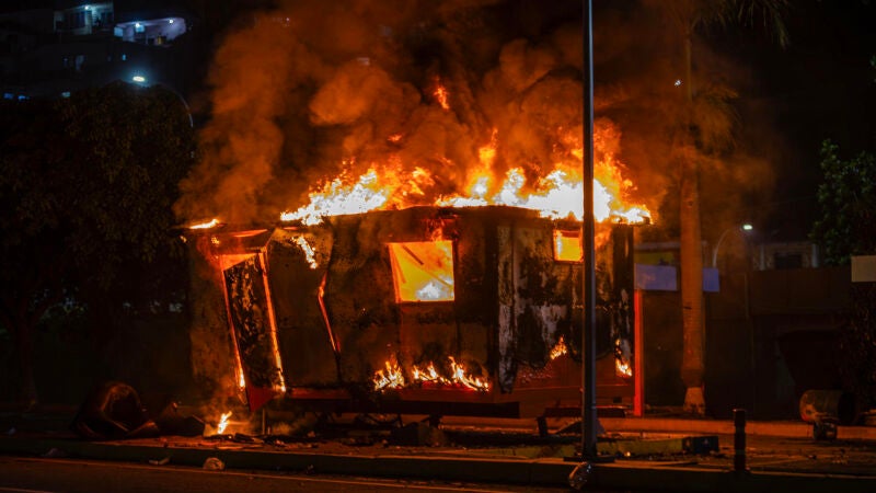 Módulo de la Policía Nacional Bolivariana (PNB) incendiado durante las protestas por los resultados de las elecciones presidenciales en Venezuela