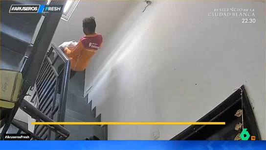 Un repartidor roba unas deportivas a un cliente que tenía las zapatillas en el rellano Un repartidor roba unas deportivas a un cliente que tenía las zapatillas en el rellano