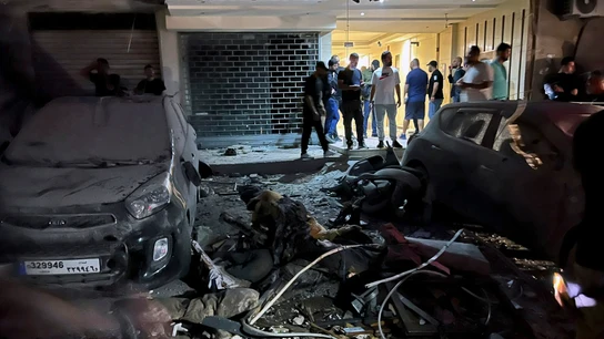 Varias personas inspeccionan coches dañados en los suburbios del sur de Beirut, Líbano, tras el ataque aéreo israelí.  Varias personas inspeccionan coches dañados en los suburbios del sur de Beirut, Líbano, tras el ataque aéreo israelí.