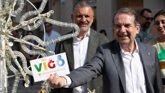 El alcalde Abel Caballero durante el inicio de la colocación de las luces de Navidad en Vigo. El alcalde Abel Caballero durante el inicio de la colocación de las luces de Navidad en Vigo.