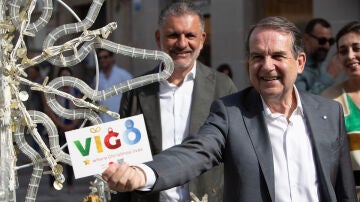 El alcalde Abel Caballero durante el inicio de la colocación de las luces de Navidad en Vigo.