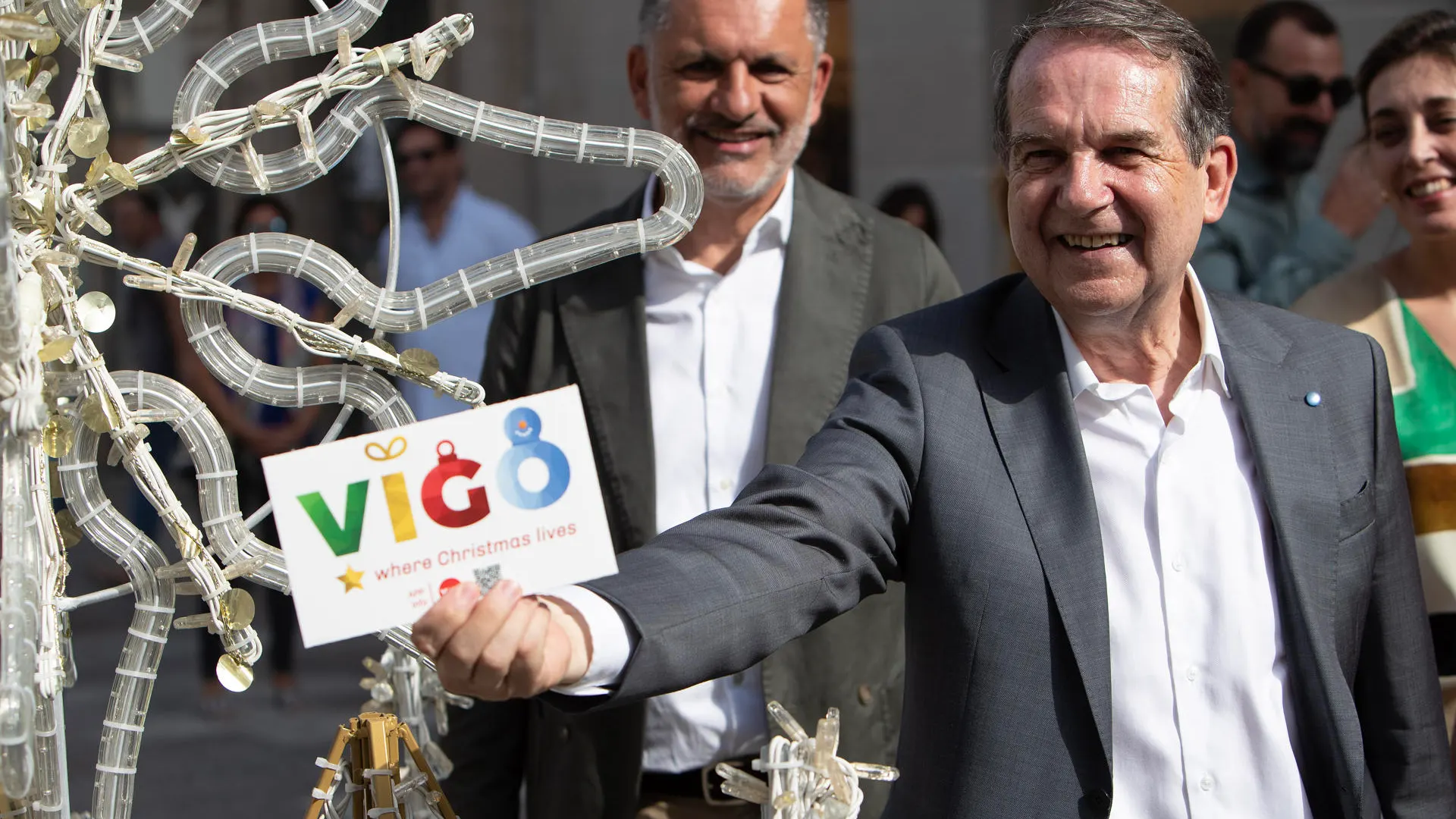 El alcalde Abel Caballero durante el inicio de la colocación de las luces de Navidad en Vigo.