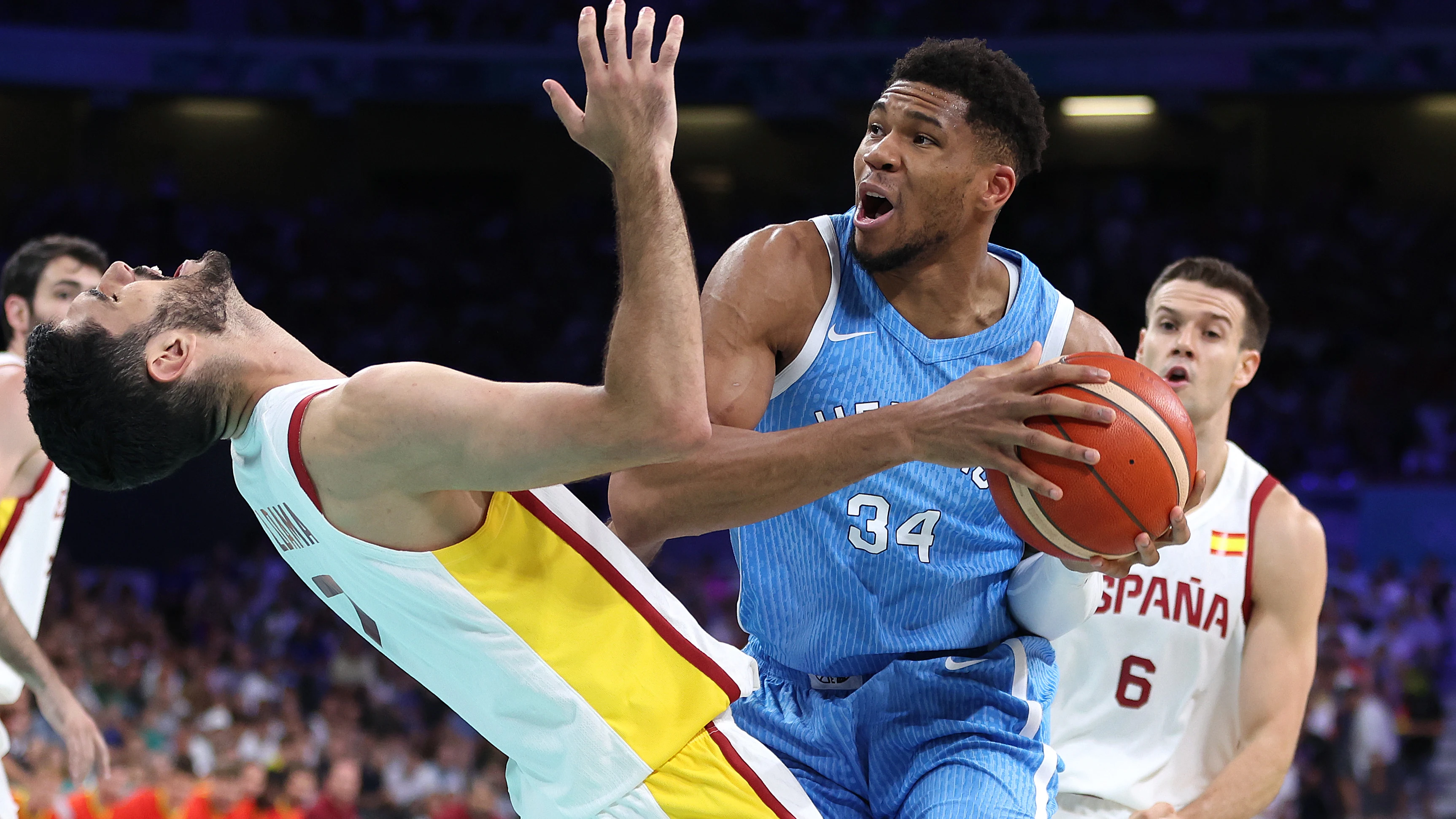 Santi Aldama y Giannis Antetokoumpo