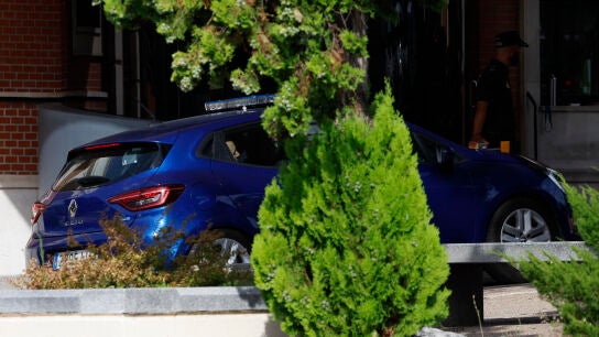 Vehículo que traslada al juez Juan Carlos Peinado a La Moncloa