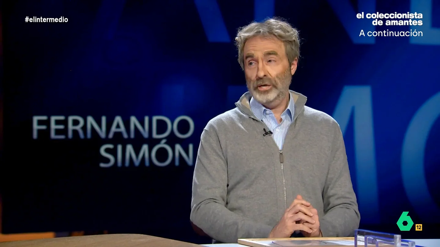 'Fernando Simón' advierte sobre la nueva epidemia de los podcast: "Hasta mi portero tiene uno de crecimiento personal" El 'médico' ha visitado El Intermedio para avisar de la llegada de varias epidemias que amenazan el bienestar de España: los locales de uñas, el virus del horóscopo o la plaga de los podcast.